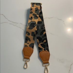 Ah-dorned messenger/cross-body bag strap